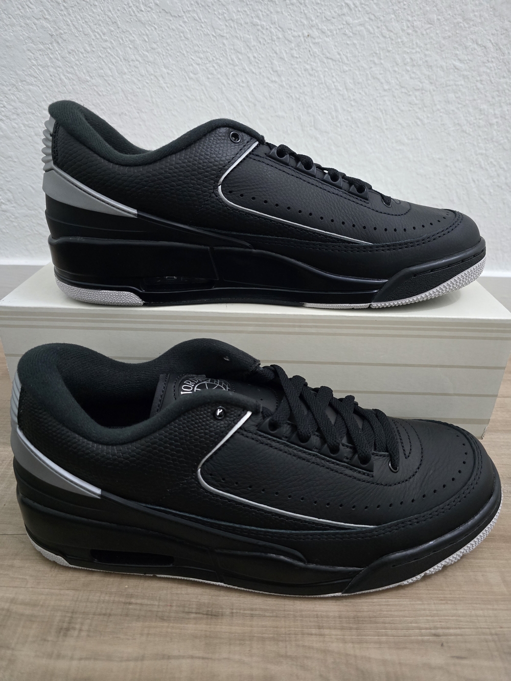 Nike Air Jordan 2/3 Men's Black  Metalic Athletic  Sneakers........